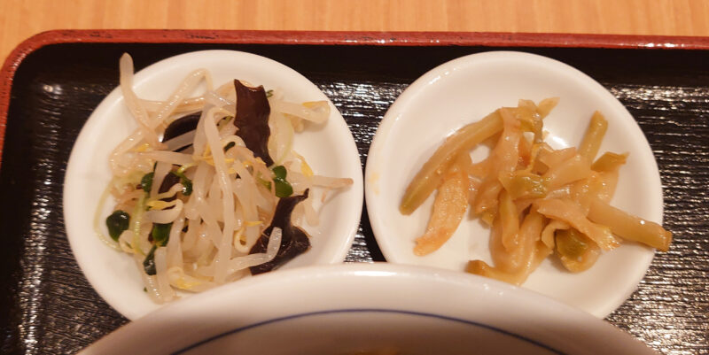 豚肉とタマネギの黒胡椒炒め丼と清麺（小）