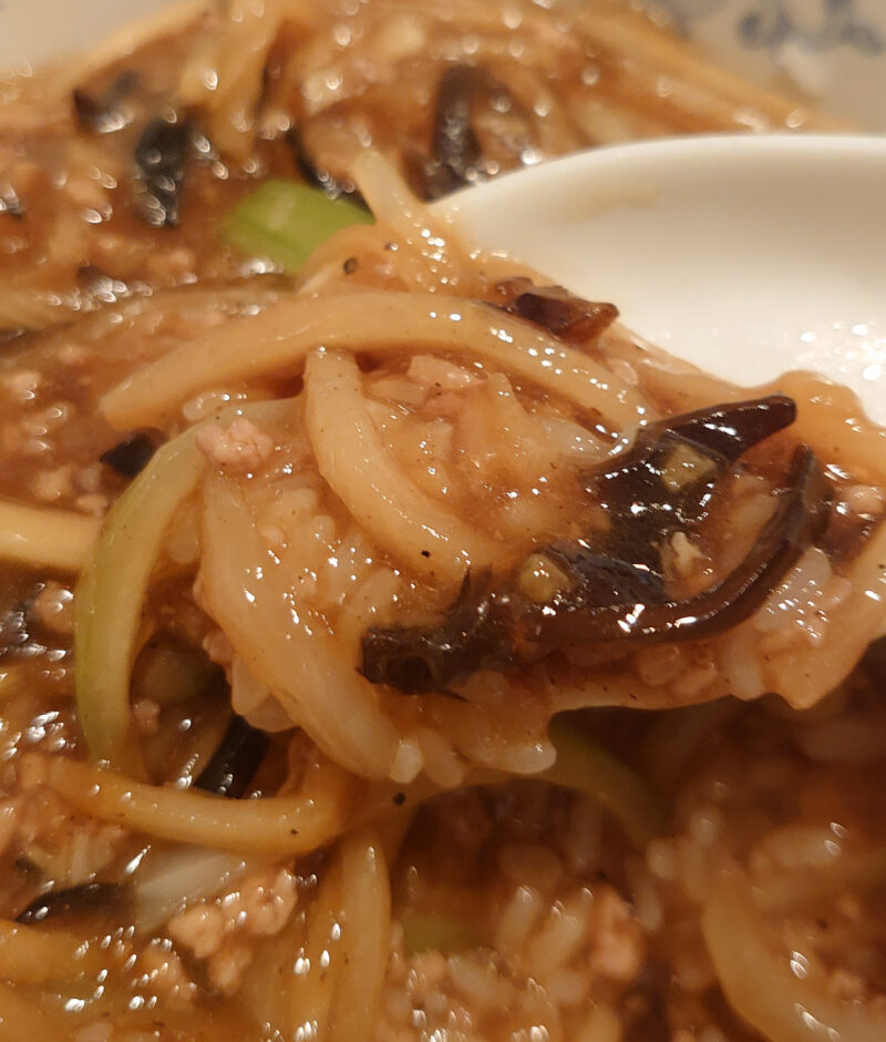 豚肉とタマネギの黒胡椒炒め丼と清麺（小）