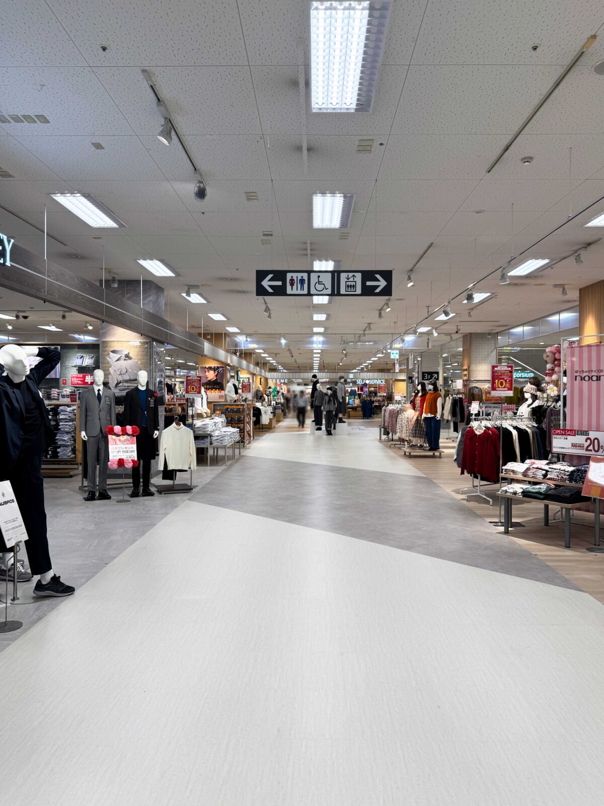 イオンモール川口前川2階衣料品フロア
