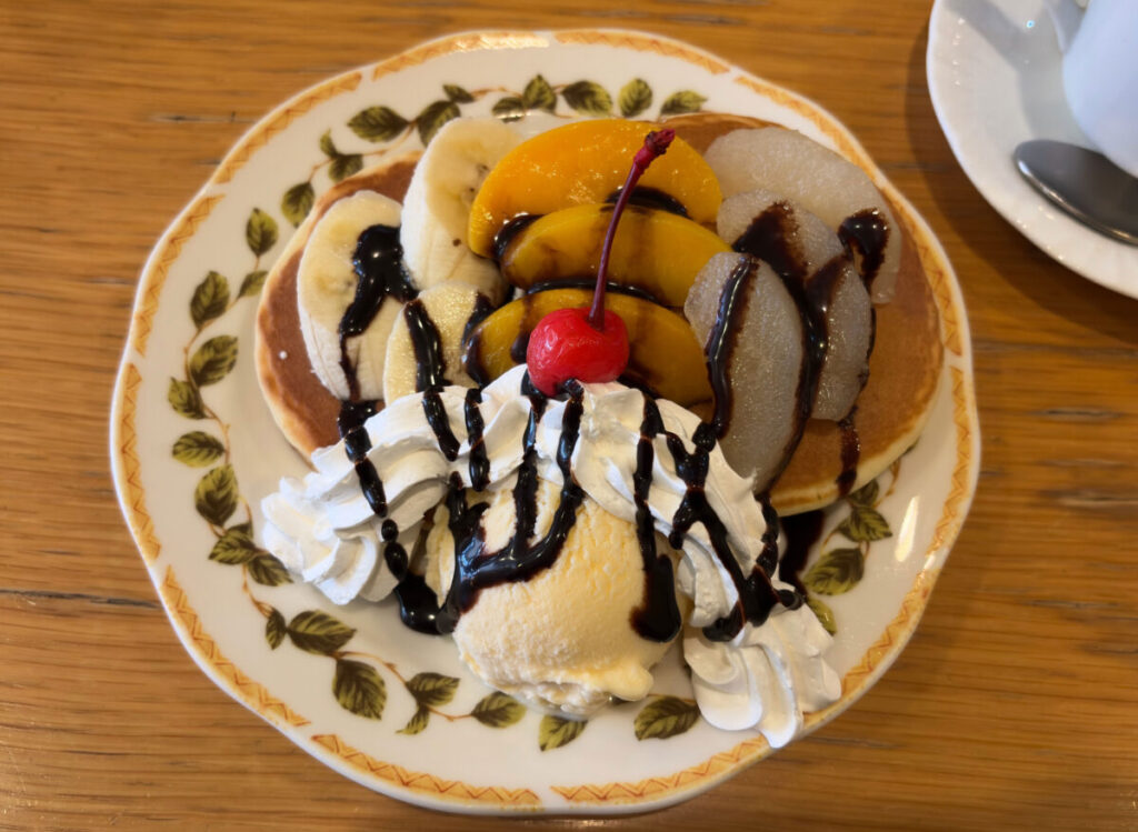 前川 アブロード フルーツアイスホットケーキ